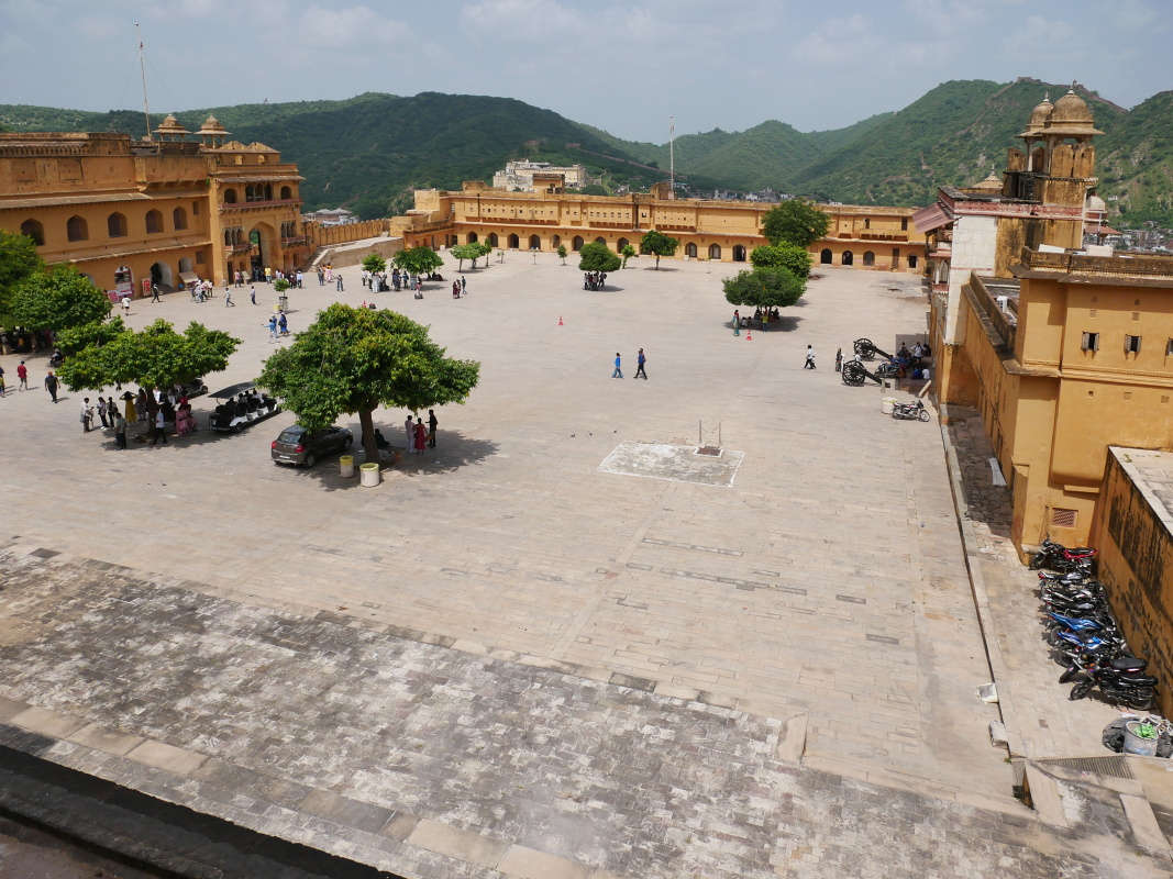 Amber Fort - Druhé nádvorie - výhľad spoza Diwan-e-Aam na Jaleb Chowg