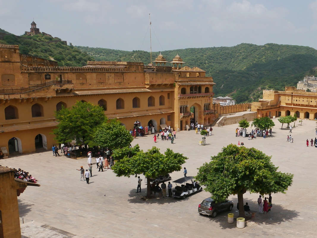 Amber Fort - Druhé nádvorie - výhľad spoza Diwan-e-Aam