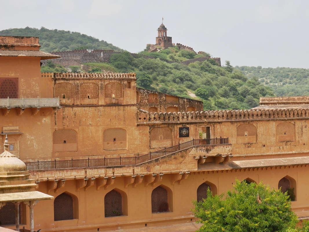 Amber Fort - Druhé nádvorie - výhľad spoza Diwan-e-Aam