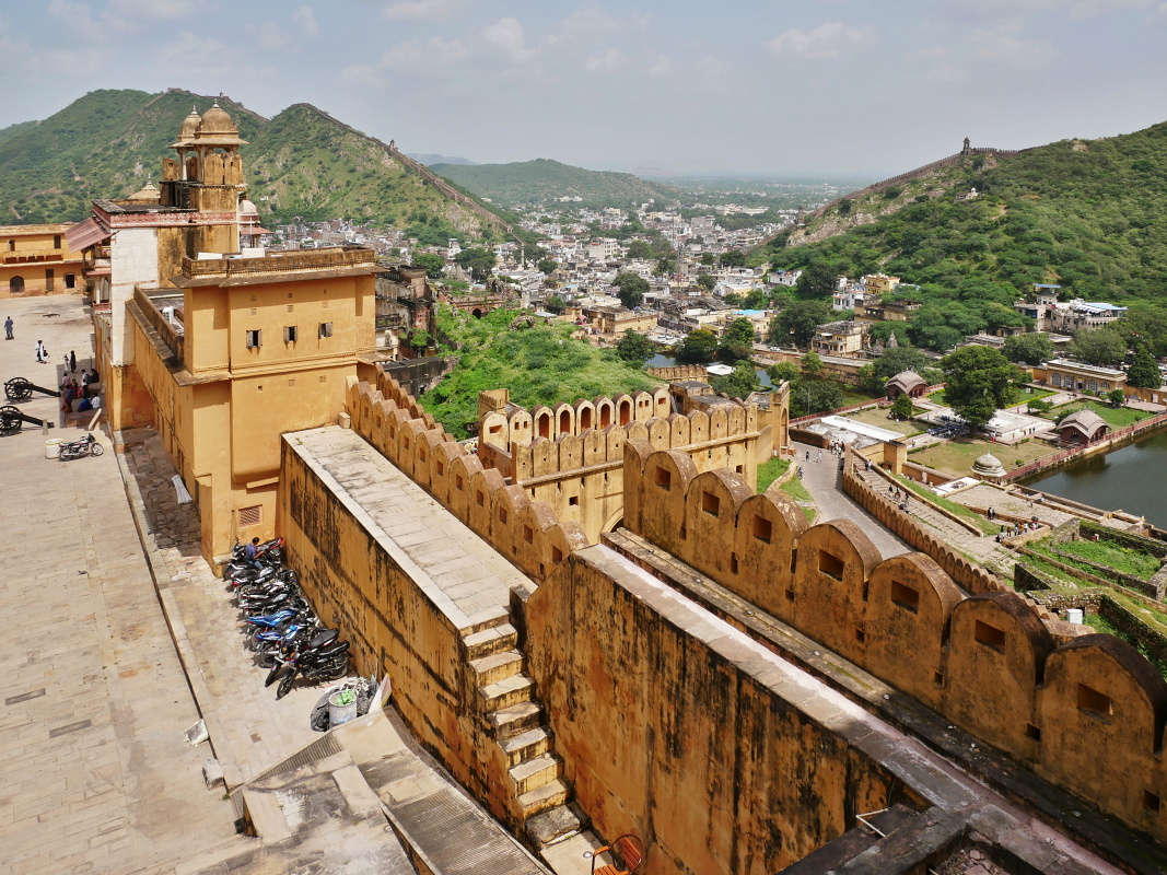 Amber Fort - Druhé nádvorie - výhľad spoza Diwan-e-Aam