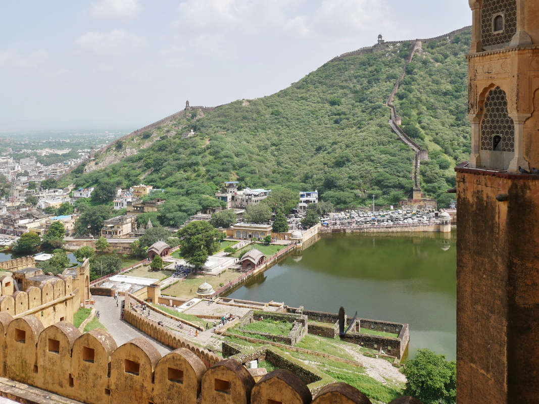 Amber Fort - Druhé nádvorie - výhľad spoza Diwan-e-Aam