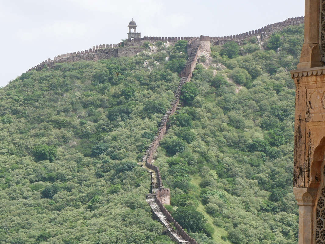 Amber Fort - Druhé nádvorie - výhľad spoza Diwan-e-Aam - obranné múry pripomínajú Čínsky múr ...