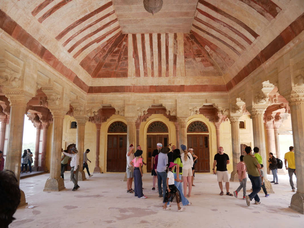 Amber Fort - Druhé nádvorie - prijímacia sála Diwan-e-Aam