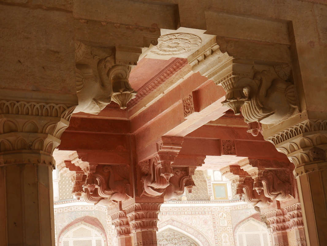 Amber Fort - Druhé nádvorie - prijímacia sála Diwan-e-Aam