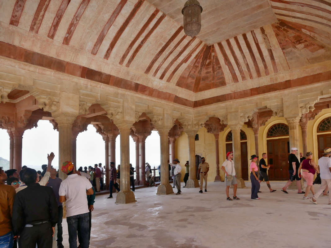 Amber Fort - Druhé nádvorie - prijímacia sála Diwan-e-Aam