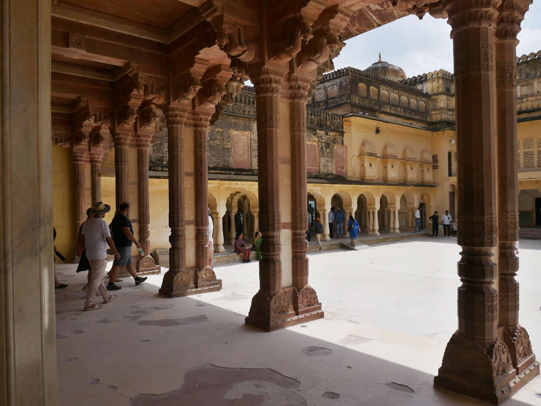 Amber Fort - Druhé nádvorie - prijímacia sála Diwan-e-Aam