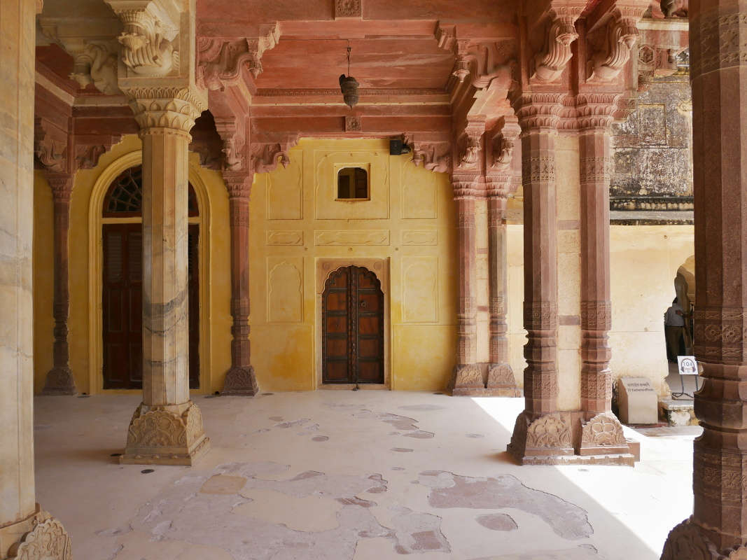 Amber Fort - Druhé nádvorie - prijímacia sála Diwan-e-Aam