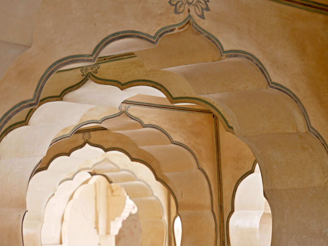 Amber Fort - Druhé nádvorie - 27 stĺpov Sattais Kacheri vedľa Diwan-e-Aam