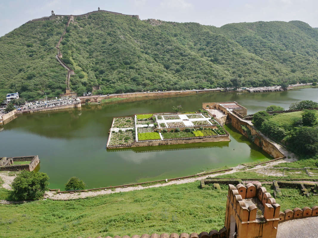 Amber Fort - Druhé nádvorie - výhľad na Jezero Maotha a Kesar Kyari (šafránovú) záhradu