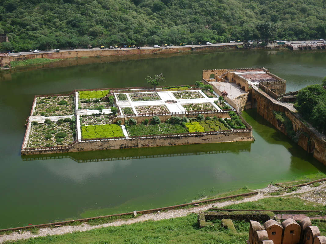 Amber Fort - Druhé nádvorie - výhľad na Jezero Maotha a Kesar Kyari (šafránovú) záhradu