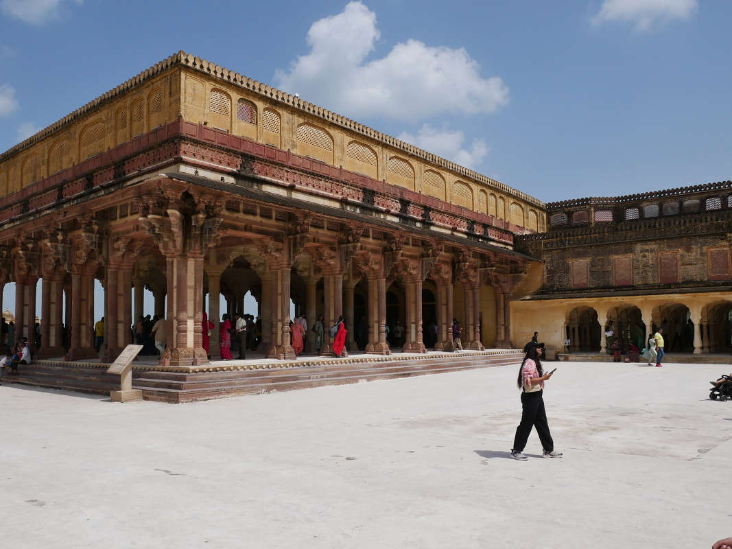 Amber Fort - Druhé nádvorie - pohľad späť na Diwan-e-Aam