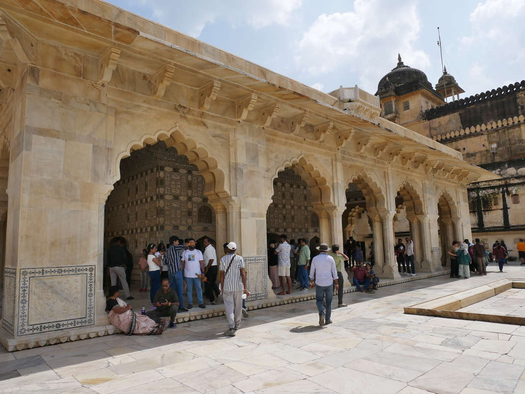 Amber Fort - Tretie nádvorie - vľavo zrkadlová miestnosť Sheesh Mahal