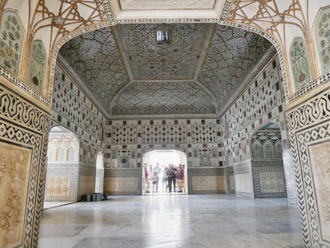 Amber Fort - Tretie nádvorie - zrkadlová miestnosť Sheesh Mahal - dychberúci strop