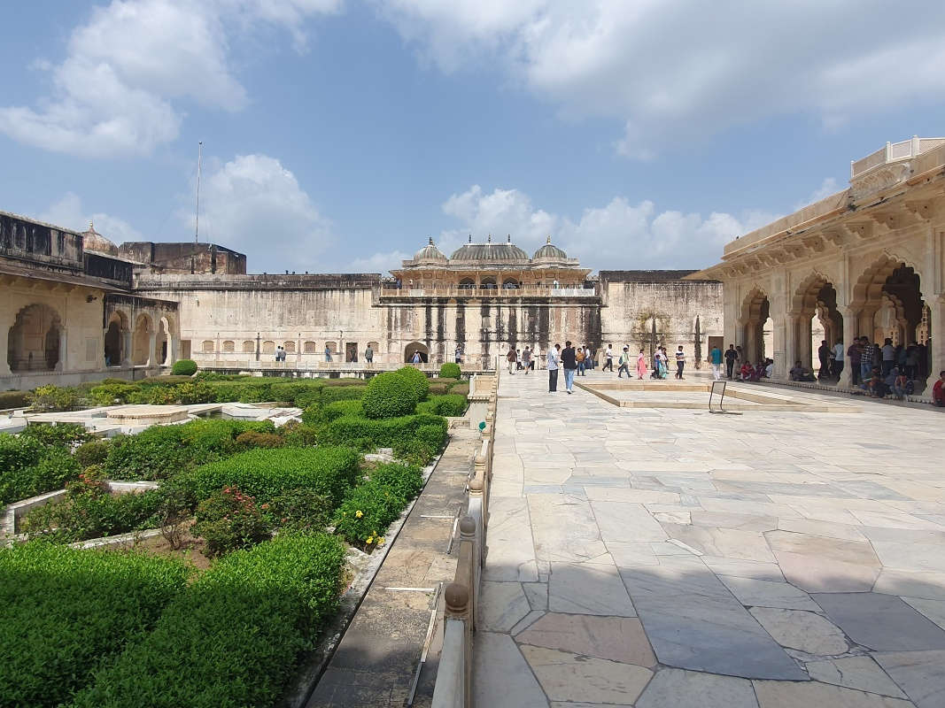 Amber Fort - Tretie nádvorie - pohľad späť na vstup z Druhého nádvoria (vpravo Shees Mahal)