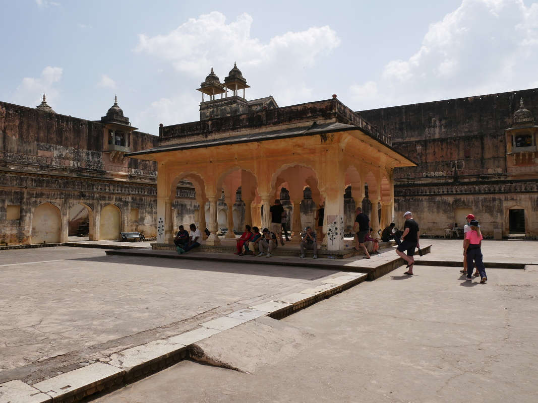 Amber Fort - Štvrté nádvorie Zenana - Baradarí pavilon na nádvorí najstaršieho paláca Man Singh I. (r. 1599)