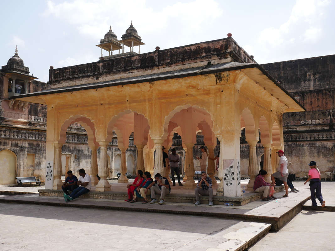 Amber Fort - Štvrté nádvorie Zenana - Baradarí pavilon na nádvorí najstaršieho paláca Man Singh I. (r. 1599)