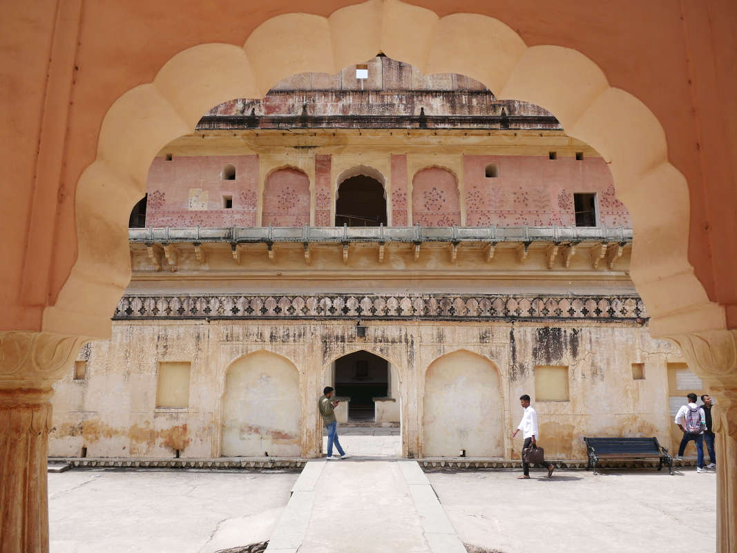 Amber Fort - Štvrté nádvorie Zenana - výhľad z Baradarí pavilónu