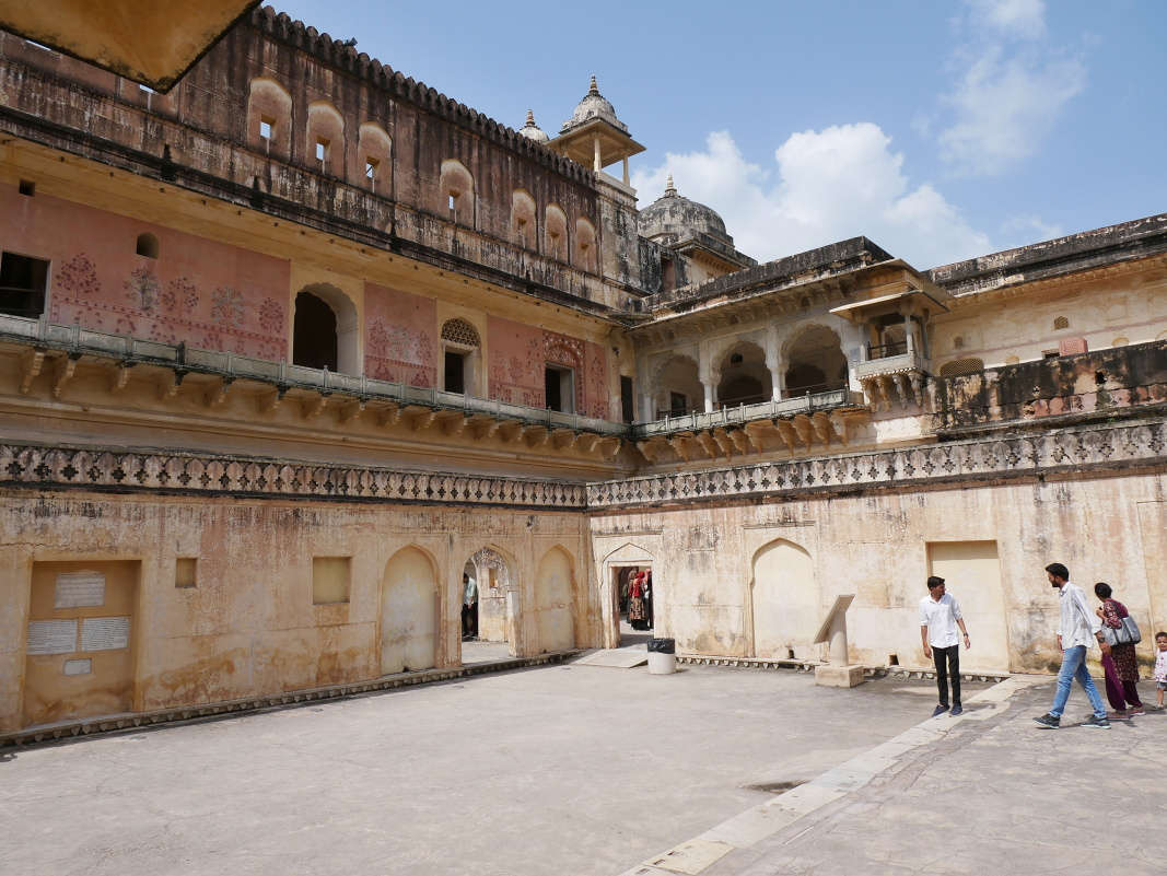 Amber Fort - Štvrté nádvorie Zenana - výhľad z Baradarí pavilónu