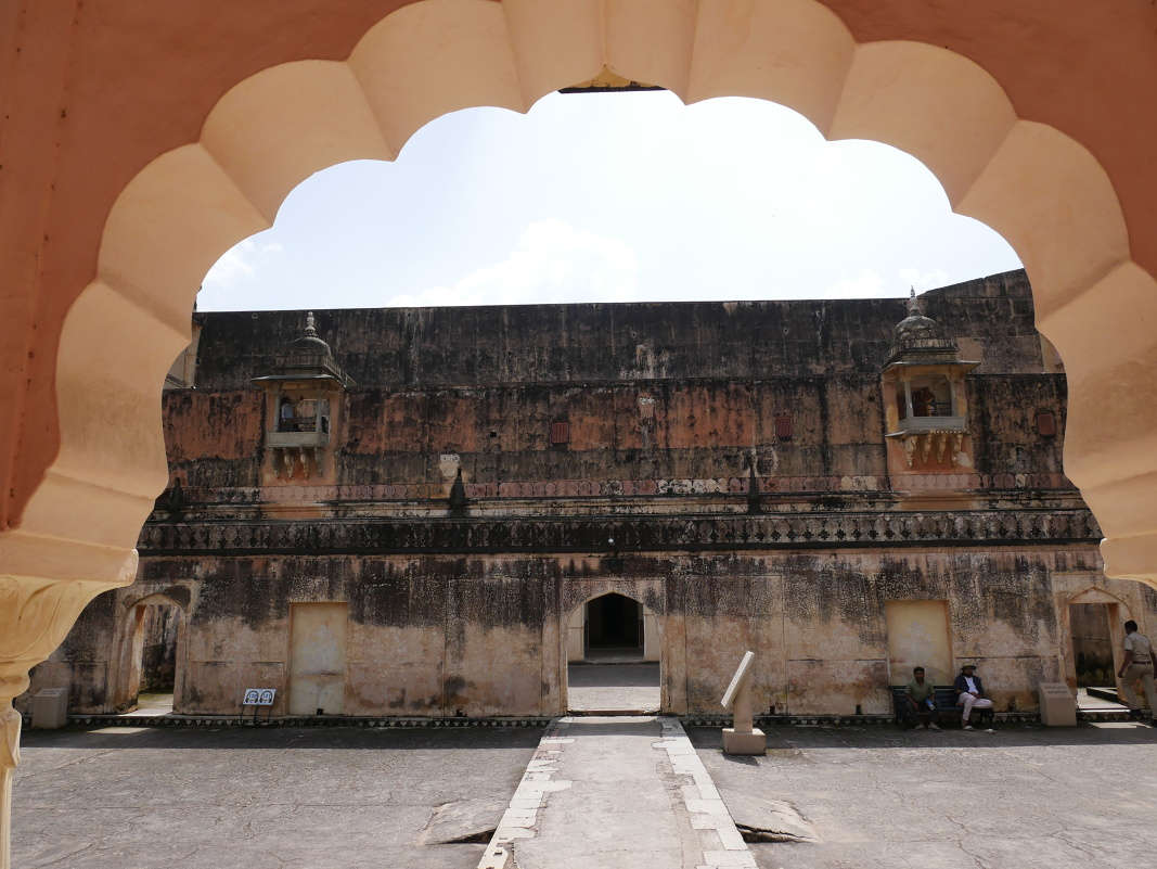 Amber Fort - Štvrté nádvorie Zenana - výhľad z Baradarí pavilónu