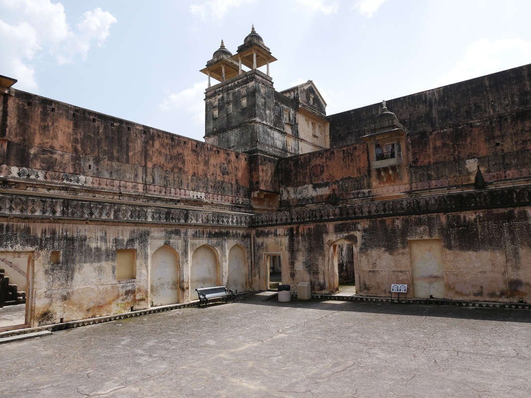 Amber Fort - Štvrté nádvorie Zenana - výhľad z Baradarí pavilónu