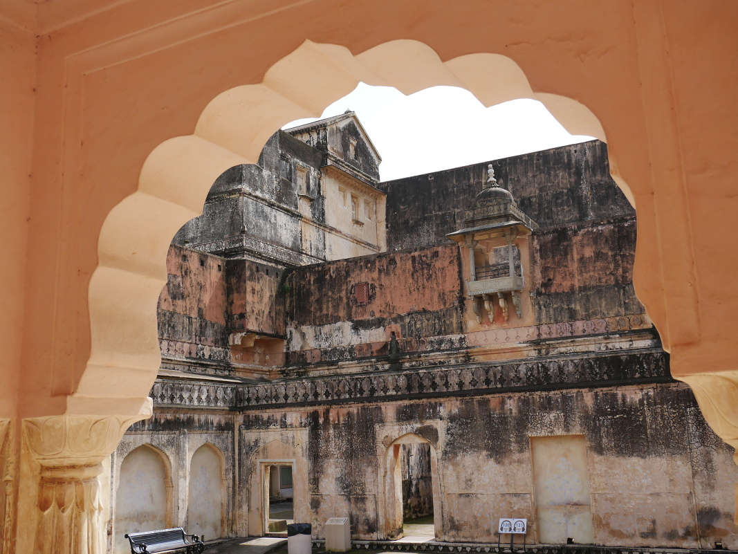 Amber Fort - Štvrté nádvorie Zenana - výhľad z Baradarí pavilónu
