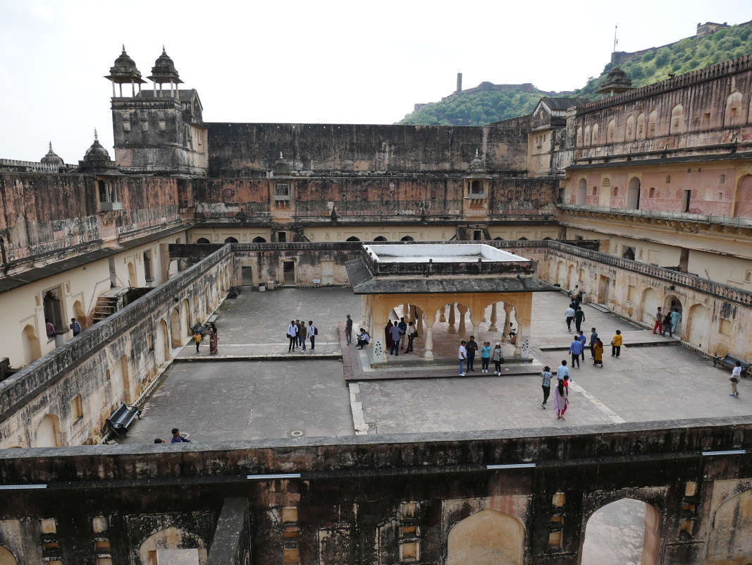 Amber Fort - Štvrté nádvorie Zenana - výhľad z vysneného balkónika