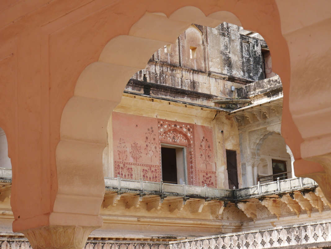 Amber Fort - Štvrté nádvorie Zenana - výhľad z Baradarí pavilónu