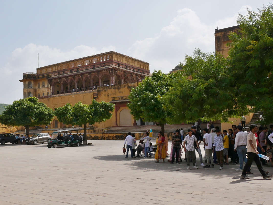Amber Fort - sme na prvom nádvorí a nad nami je Diwan-e-Aam