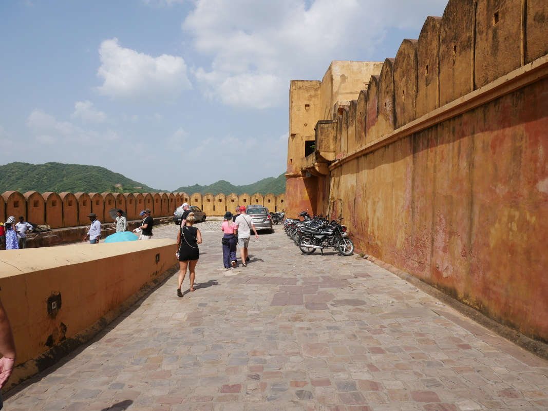 Amber Fort opúšťame Mesačnou bránou