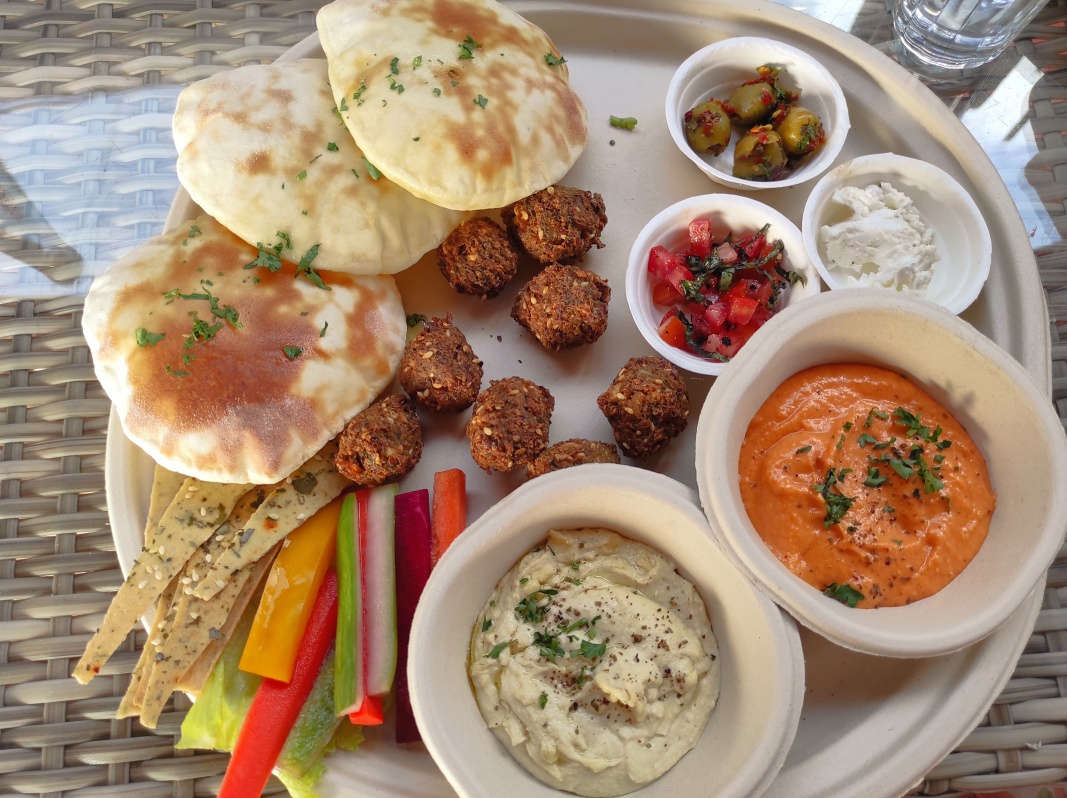 Falafel tanier v Tapri Central