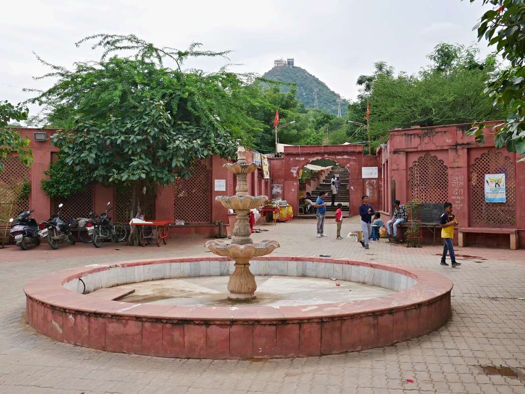 Savitri Mata Mandir - schodami nejdeme