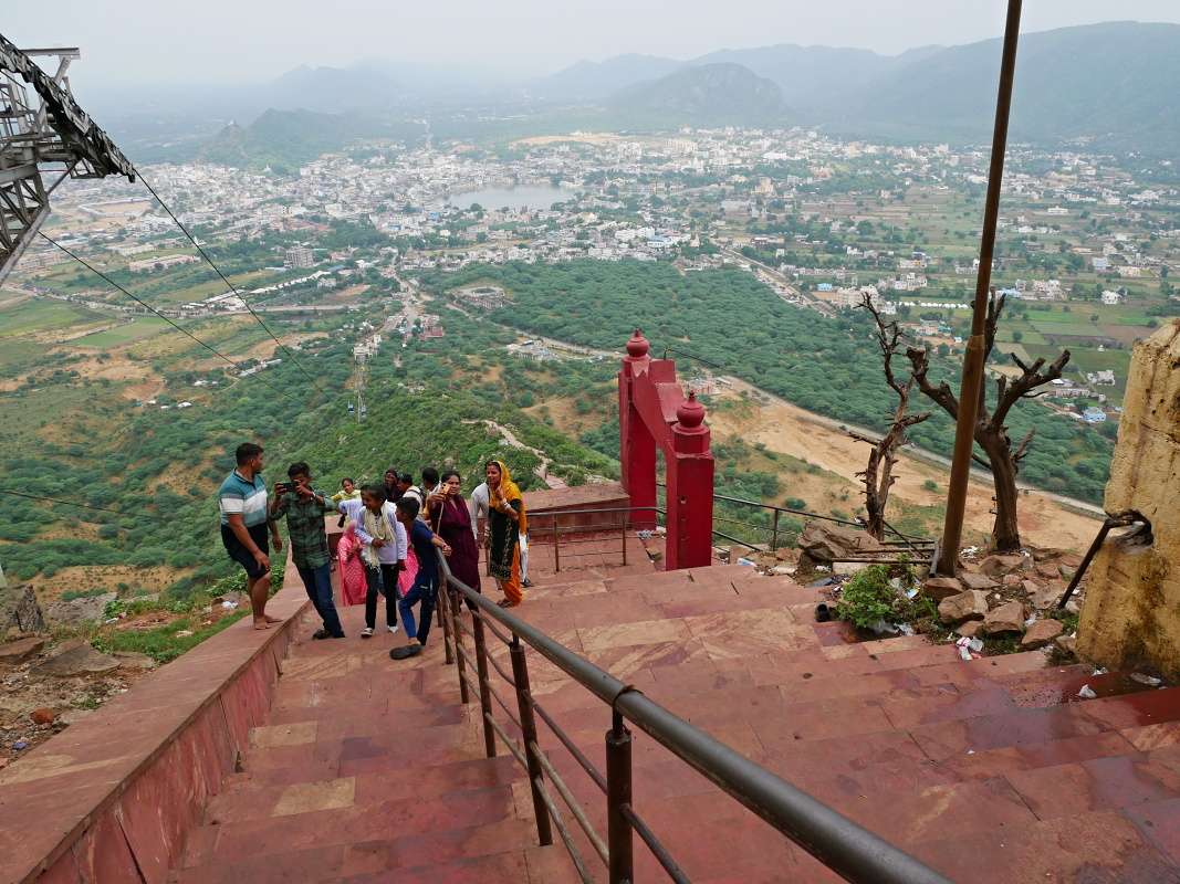 Savitri Mata Mandir - tadiaľ by sme prišli po schodoch