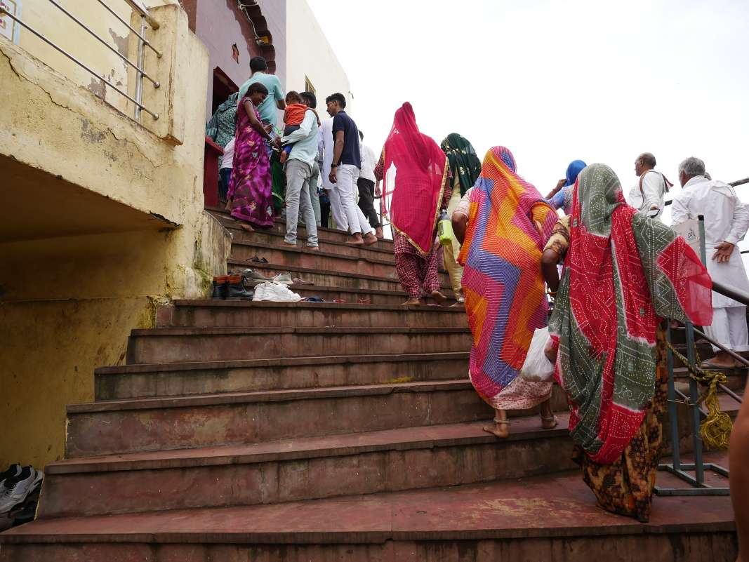 Savitri Mata Mandir - do chrámu je husto ...