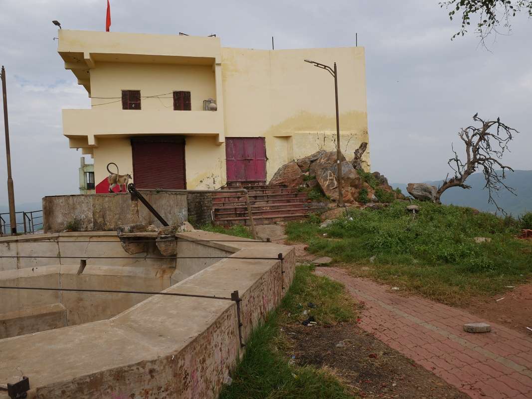 Savitri Mata Mandir - za chrámom