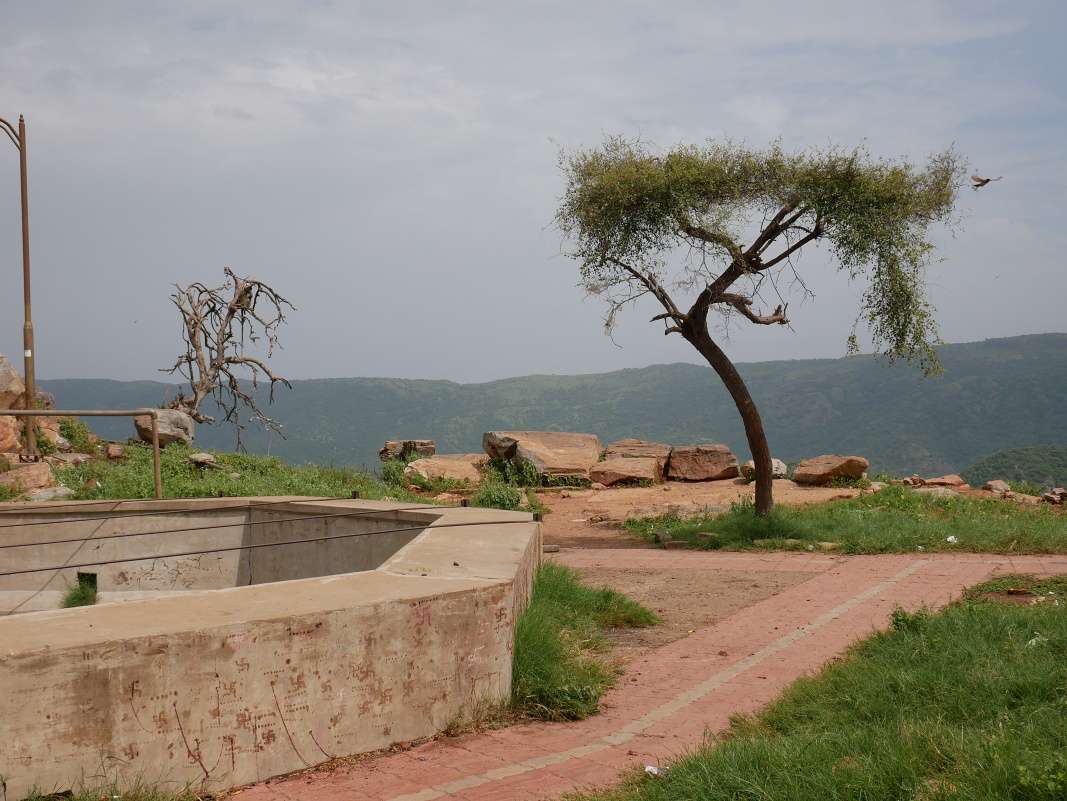 Savitri Mata Mandir - za chrámom