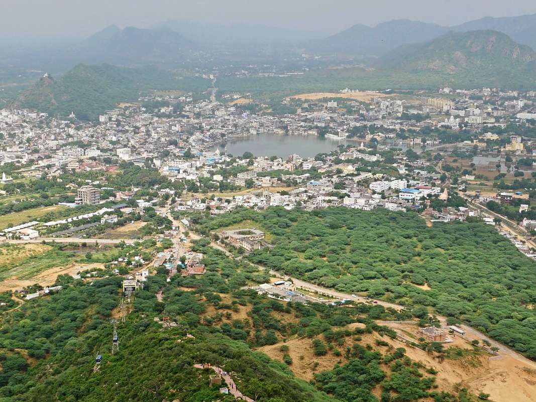 Savitri Mata Mandir - výhľad na Puškarské jazero