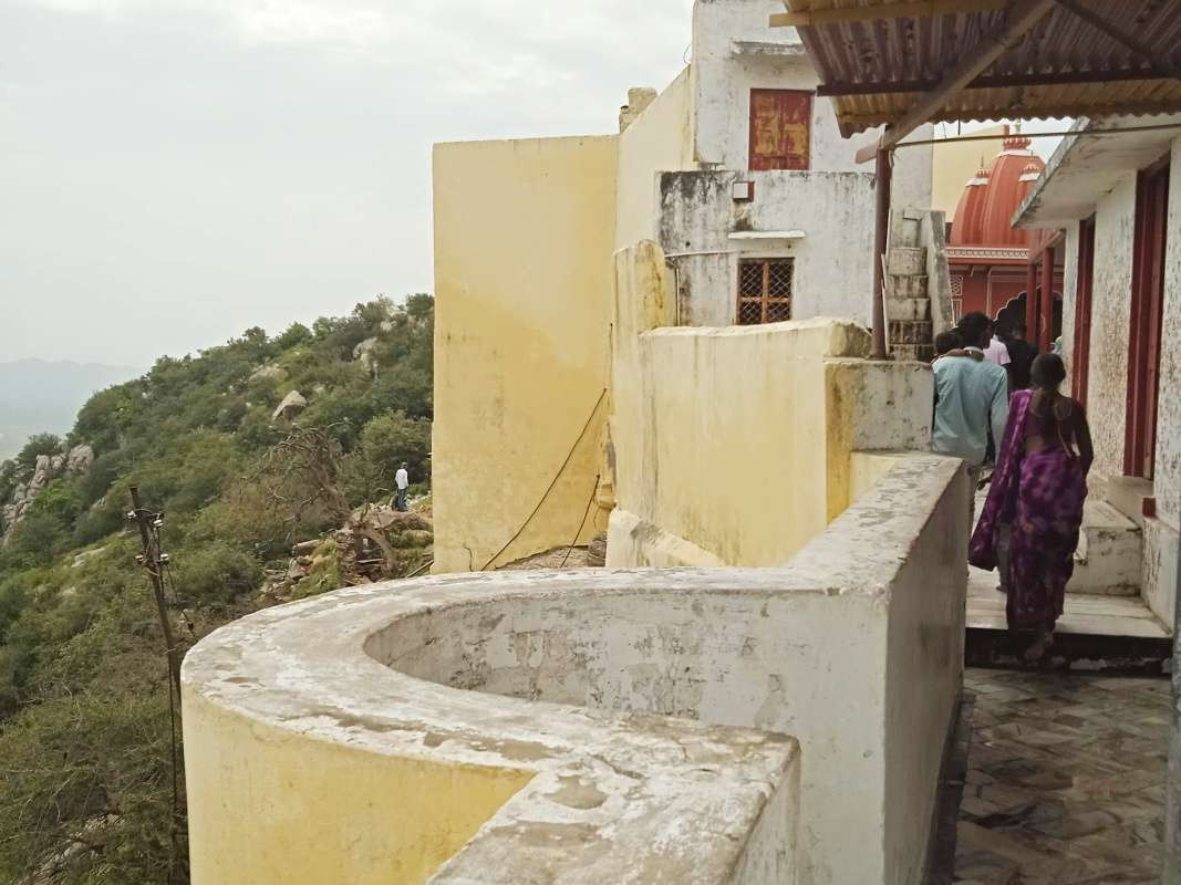 Savitri Mata Mandir - okolo oltára, za rohom vpravo sa pritláčali mince na stenu