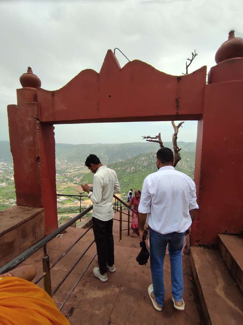 Savitri Mata Mandir - po schodoch dole z kopca