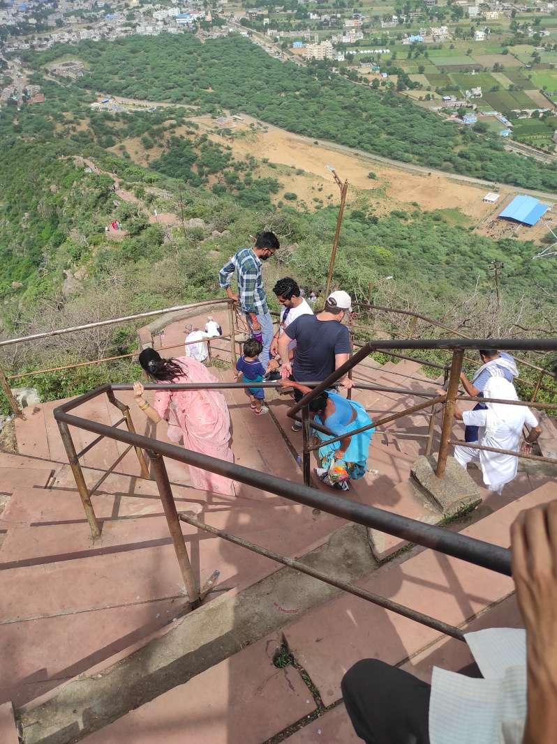 Savitri Mata Mandir - po schodoch dole z kopca