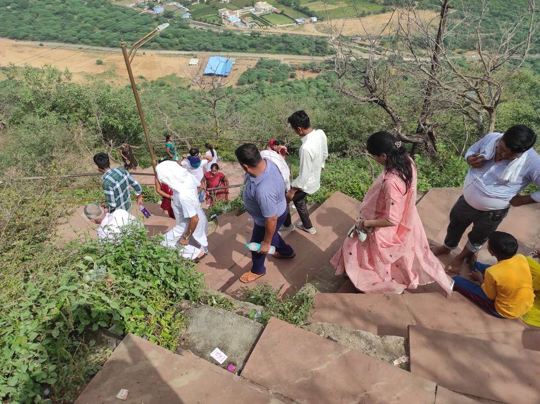 Savitri Mata Mandir - po schodoch dole z kopca
