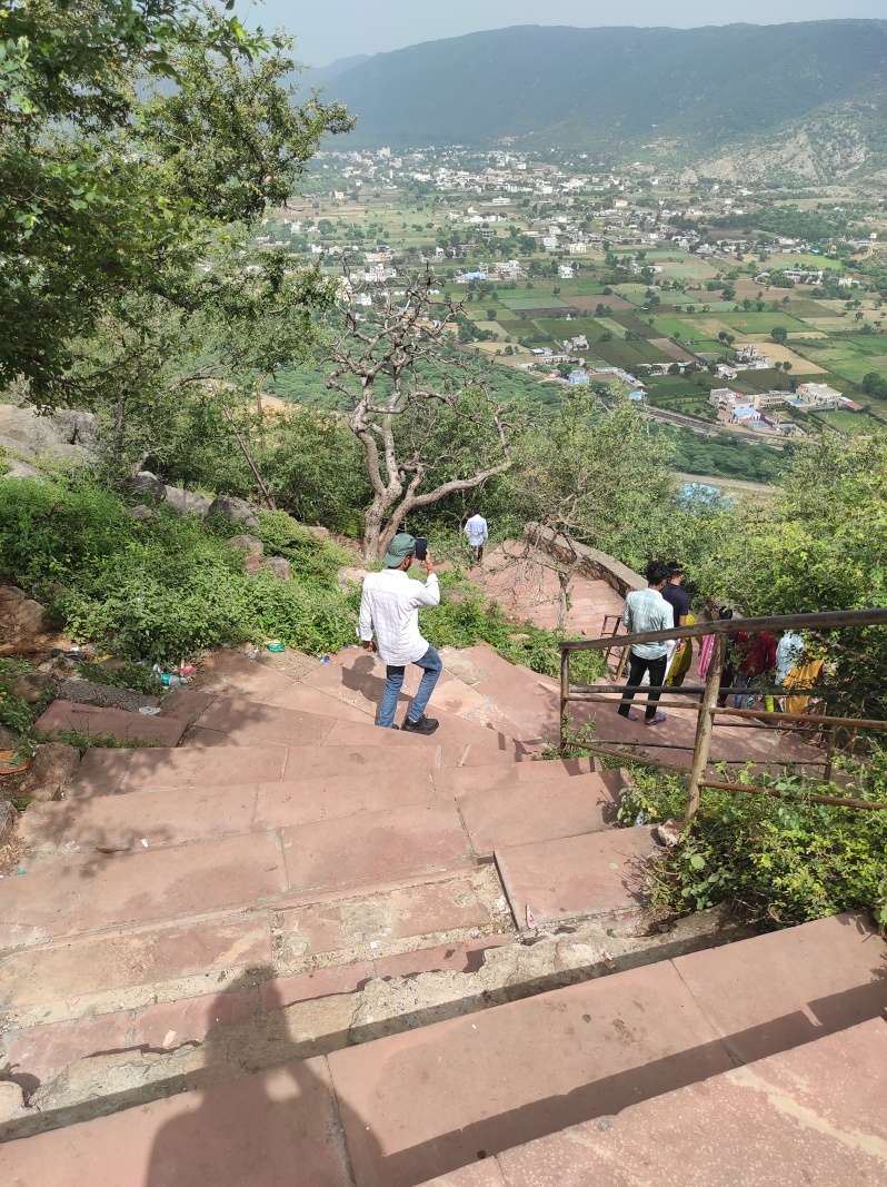Savitri Mata Mandir - po schodoch dole z kopca