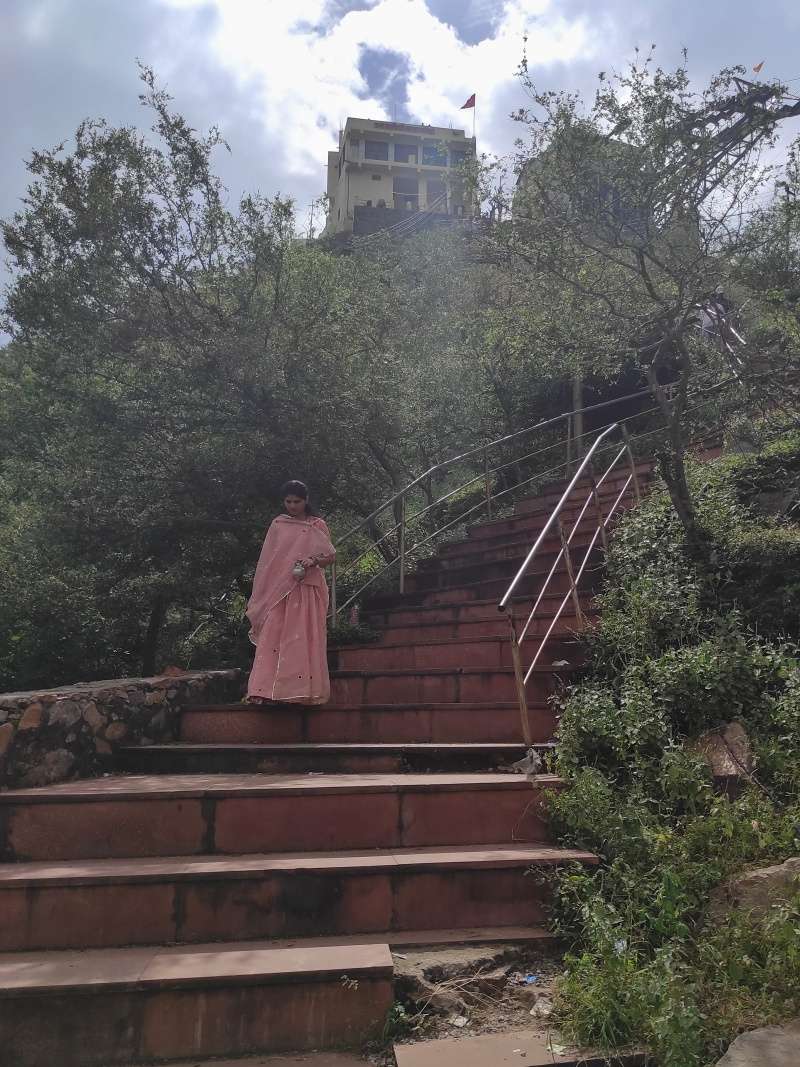 Savitri Mata Mandir - po schodoch dole z kopca
