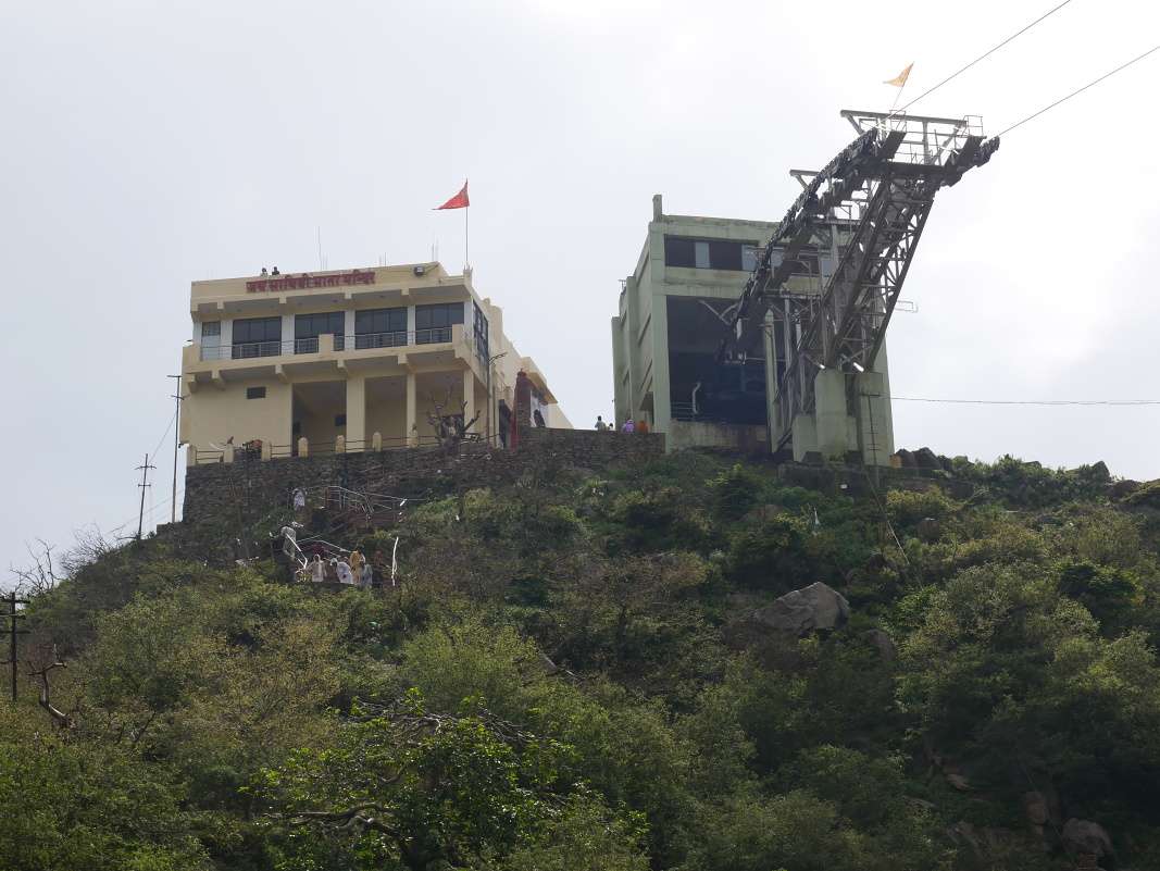 Savitri Mata Mandir - po schodoch dole z kopca