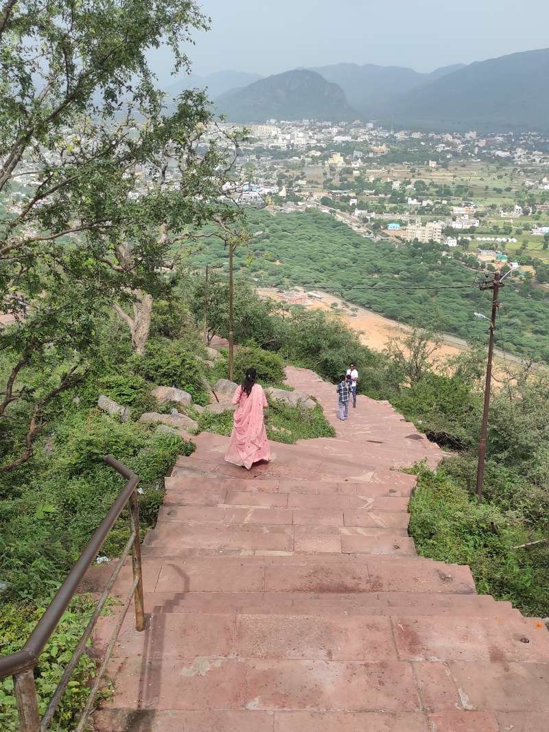 Savitri Mata Mandir - po schodoch dole z kopca