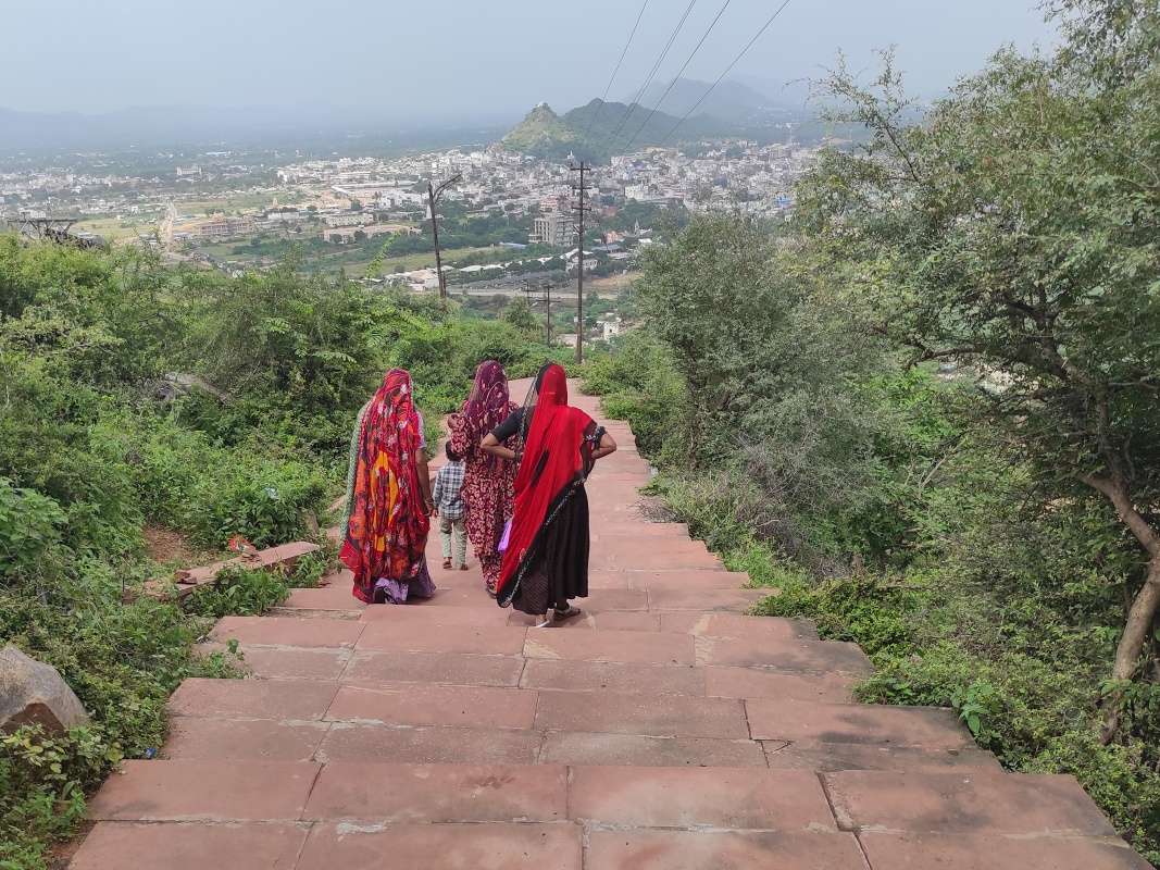 Savitri Mata Mandir - po schodoch dole z kopca