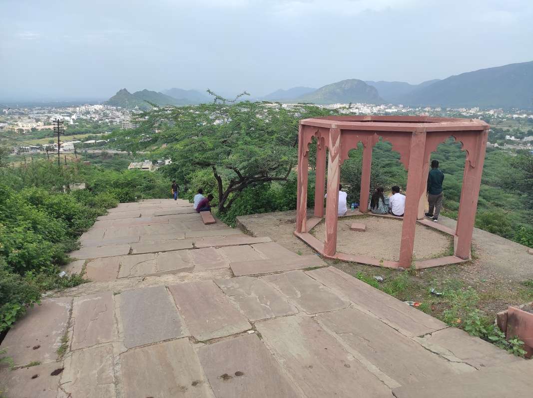 Savitri Mata Mandir - po schodoch dole z kopca