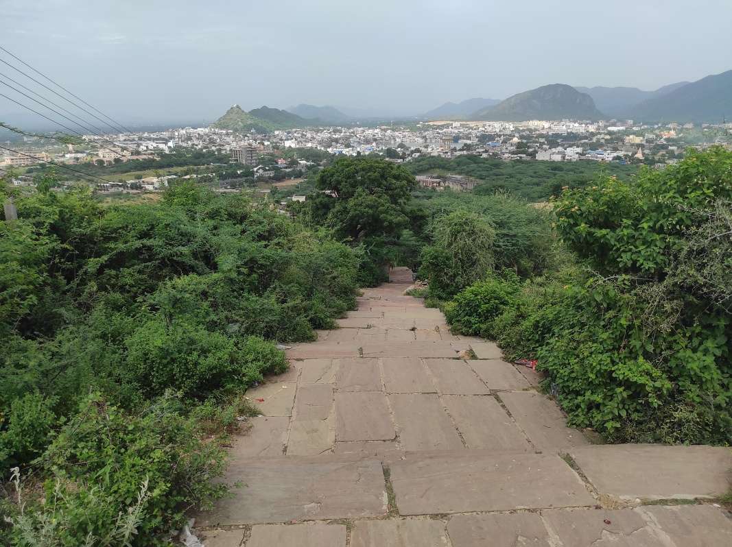 Savitri Mata Mandir - po schodoch dole z kopca