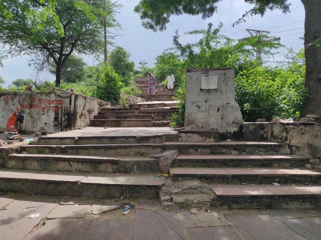 Savitri Mata Mandir - po schodoch dole z kopca
