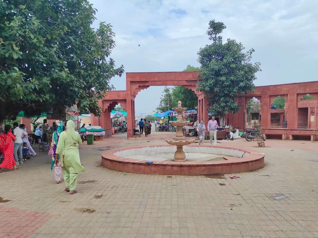 Savitri Mata Mandir - po schodoch dole z kopca