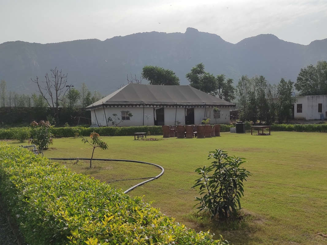 Teerth Camp Pushkar - na tých stoličkách sme ponocovali :)